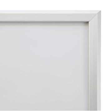 Plakátový výkyvný stojan „Trio” s 30 mm profilem, zkosenými rohy, stříbrně eloxovaný